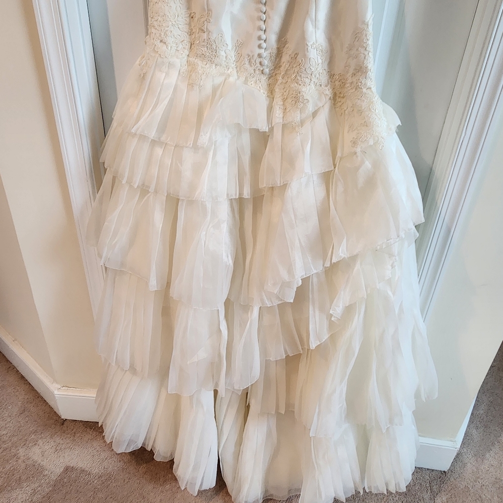 White by Vera Wang cream wedding dress size 10 worn for my vow renwal. - Picture 6 of 9